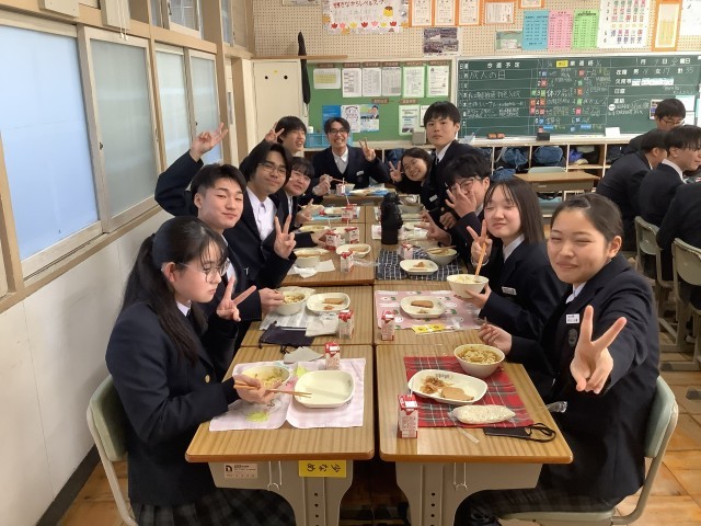 給食タイム　にぎやかチーム